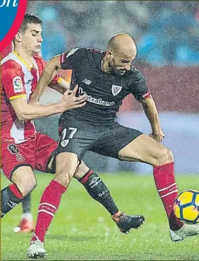  ?? FOTO: PERE PUNTÍ ?? Mikel Rico intenta proteger el balón ante Pere Pons en el partido de Montilivi