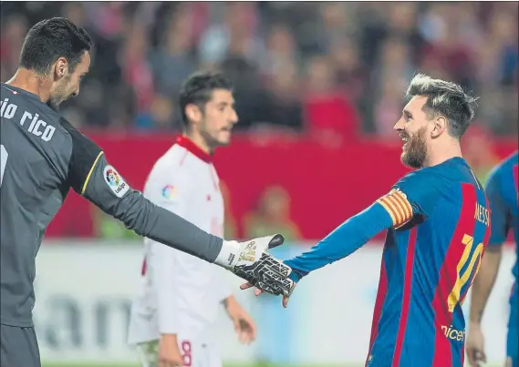  ?? FOTO: PERE PUNTÍ ?? Sergio Rico y Leo Messi chocaron las manos después de un excelente, milimétric­o y estético tiro que el portero del Sevilla repelió con una gran parada