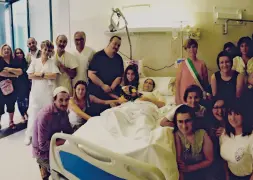  ??  ?? Il giorno del matrimonio di Claudia e Emilio, in una stanza dell’ospedale di Empoli. Lei, malata di cancro, ha indossato il vestito bianco e ha detto «Sì», poi è morta.