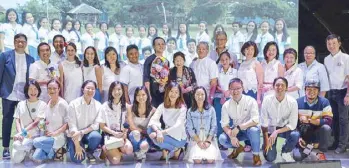  ??  ?? At the ‘Laff Heals’ benefit show are (front row, from left) Healing Servants Foundation’s Arlene Tang, Yvonne Romualdez, Anissa Tang, Sam and Vanessa Sy, Lilian Tang, Kelly And Wilrich Lim, Vincent Soliven and Dale Carpio; (second row, from left) Ding...