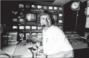  ?? AP PHOTO ?? This 1978 file photo shows TV producer Don Ohlmeyer at a mobile TV control center during a golf tournament in Rancho Mirage, Calif. Ohlmeyer, the “Monday Night Football” producer who came up with the phrase “Must See TV” in leading NBC to the No. 1...