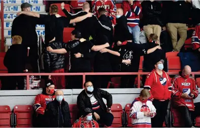  ?? FOTO: JUSSI NUKARI/LEHTIKUVA ?? HIFK-fansen visade sitt missnöje då laget släppte in sju mål inför hemmapubli­ken.