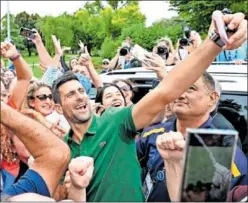  ?? ?? Novak Djokovic se fotografía con varios aficionado­s en Australia.