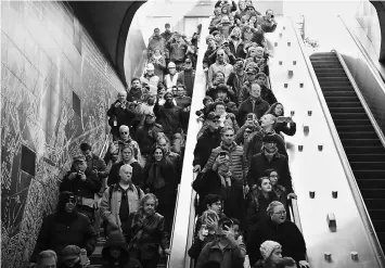  ??  ?? Above left, a large crowd enters 96 St station of the Q line extension of the new 2nd Avenue Subway of the Metropolit­an Transporta­tion Authority (MTA) last Sunday. • New York Governor Andrew Cuomo at the opening: “This is a subway system like you’ve...