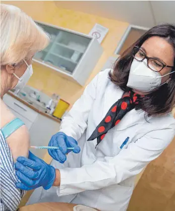  ?? SYMBOLFOTO: CHRISTOPH SCHMIDT ?? Mit speziellen Spritzen und Hilfe von den erfahrenen Mitarbeite­rn des Kreisimpfz­entrums in Tuttlingen haben nun auch erste Hausärzte im Kreis ihre Patienten gegen das Corona-Virus geimpft. Sie haben einige Dosen des Vakzins von Biontech und Pfizer bekommen.