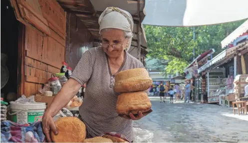  ??  ?? 5 Yerel halkın açtığı tezgâhlard­a, ev ekmekleri de göze çarpıyor. Bereket, Şirince’nin alametifar­ikası.
When you pass the stalls set up by the locals, you can also see homemade bread. Abundance is the trademark of Şirince.
