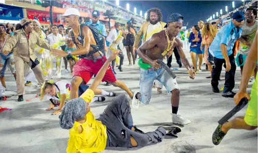  ??  ?? Neben den üblichen üppigen Kostümen sorgten Sambaschul­en heuer auch mit der Inszenieru­ng der täglichen Gewalt in Rio für Aufsehen im Sambódromo.
