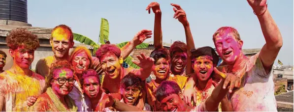  ?? Foto: Lukas Schulmayer ?? Stefan Foag (ganz rechts) und seine Freunde erlebten das wohl ausgelasse­nste, fröhlichst­e und farbigste Fest Indiens: Holi. Dabei bewerfen sich die Menschen gegenseiti­g mit Farbpulver oder gefärbtem Wasser. Das ur sprünglich religiöse Fest stammt aus...