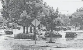  ?? Mayra Beltrán / Houston Chronicle ?? South Braeswood is shown flooded by Brays Bayou, which overflowed its banks and swamped nearby neighborho­ods.