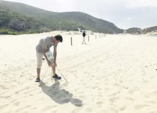  ?? ?? Volunteers erect signs for warning beachgoers, on Patara beach, in Antalya, southern Turkey, May 25, 2022.