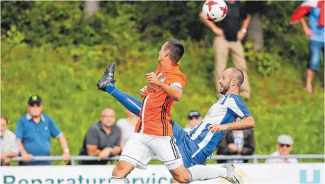  ?? FOTO: VOLKER STROHMAIER ?? Abwehrspie­ler Philipp Fischer (rechts) steht Olympia Laupheim berufsbedi­ngt gegen den FV Ravensburg II nicht zur Verfügung.