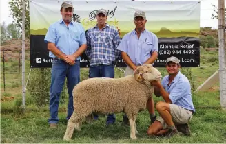  ??  ?? Die top ram op die veiling is teen R128 000 verkoop. Hier verskyn Stephen Lumsden (OVK), Gregg Sephton (koper), Danie Lombard (BKB) en Kleintjie Retief (verkoper). FOTO: Johanette van Heerden