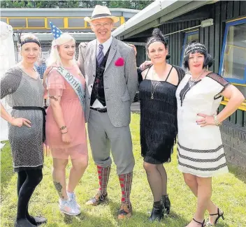  ?? PICTURES: SUSAN DOBBS ?? Peter Hepburn, CEO of Cats Protection, with Bridgend Adoption Centre team members