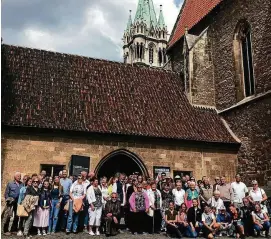  ?? FOTOS: CAROLIN JÄHNIG, SASCHA MARGON ?? Gemeinsame­s Gruppenfot­o mit Deutschen und Franzosen vor dem Weltkultur­erbe „Naumburger Dom“beim gestrigen Ausflug.