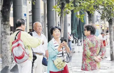  ?? EL PERIÓDICO ?? Un grupo de turistas chinos en la plaza del Pilar, en una imagen de archivo.