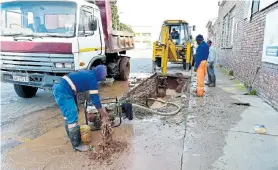  ?? Picture: EUGENE COETZEE ?? DIGGING DEEP: A municipal response team works to repair a water leak in Quick Street, North End