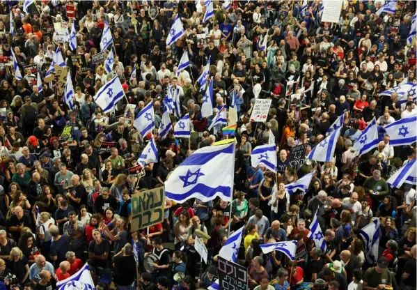  ?? AFP ?? Protestas en Tel Aviv el 27 de abril del 2024 contra Netanyahu y para exigir la liberación de los rehenes tomados por Hamás.