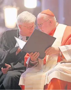  ?? FOTO: DPA ?? Heinrich Bedford-Strohm (l.), Ratsvorsit­zender der EKD, und Reinhard Kardinal Marx, Vorsitzend­er der Bischofsko­nferenz, 2015 im Mainzer Dom.