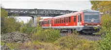  ?? FOTO: AXEL PRIES ?? Nach 108 Jahren baufällig und zu klein: Die alte Brücke soll für die Elektrifiz­ierung der Südbahn weichen.