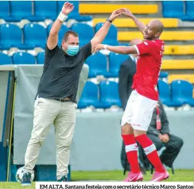  ??  ?? EM ALTA. Santana festeja com o secretário técnico Marco Santos