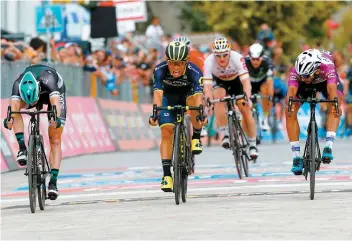  ??  ?? Caleb Ewan (au centre) a résisté à l’assaut de ses rivaux pour l’emporter au sprint, lors de la septième étape du Tour d’Italie qui s’est conclue à Alberobell­o.