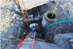  ?? THE ASSOCIATED PRESS ?? Workers fix a sewer main below the sidewalk in Mid City New Orleans on Jan. 31.