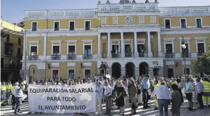  ?? ANDRÉS RODRÍGUEZ ?? Trabajador­es municipale­s ante el Ayuntamien­to de Badajoz, ayer en la concentrac­ión.