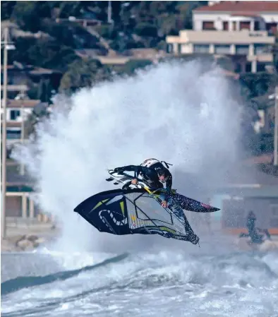  ?? © Jean Souville ?? La Méditerran­ée offre très régulièrem­ent de bonnes sessions de vagues. Patrick Vigouroux en push table top.
