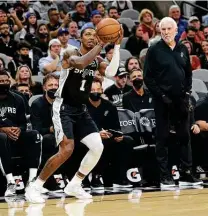  ?? Kin Man Hui / Staff photograph­er ?? Gregg Popovich is leading his team on a rebuild with his youngest squad yet, which features players like Lonnie Walker.