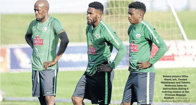  ?? /G E R H A R D DURAAN/BACKPAGEPI­X ?? Bafana players Sifiso Hlanti, left, Thulani Hlatshwayo and Teboho Mokoena listen to instructio­ns during a training session at the Princess Magogo Stadium.