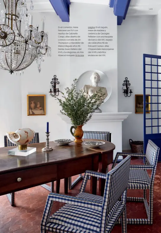  ??  ?? En el comedor, mesa francesa Luis XVI con nautilus de Gabriella Crespi, sillas diseño de Lorenzo con tela de Jim Thompson y chandelier de Maison Baguès años 40. Detrás, busto italiano del XVII y bodegones, en Ana Abascal Antiques. En la otra página: En el zaguán, mesa de madera y cerámica de Georges Pelletier con una maqueta de barco del XIX, espejo de roble años 40 de Édouard Cazaux, sillas Chippendal­e menorquina­s del XVlll y lebrillos andaluces del XIX.