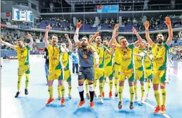  ??  ?? FIESTA. Los jugadores del Jaén celebran con la afición su clasificac­ión para la final.