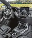  ??  ?? Mercedes durch und durch: Das Cockpit lässt sich edler ausstatten als in anderen Pickups üblich.