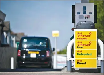  ?? AFP ?? A car arrives at a petrol station of the multinatio­nal oil and gas company Shell, in Eltham, south east of London, on Saturday. Britain has been hit hard by rocketing prices of gaz and fuel.