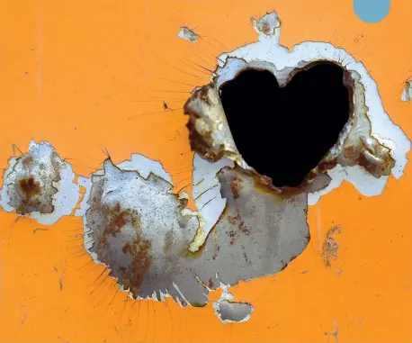  ?? (Ipp) ?? Il cuore Tre colpi di proiettile hanno aperto un foro a forma di cuore nella carrozzeri­a di un’auto