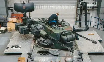  ?? FELIX SCHMITT/THE NEW YORK TIMES ?? A mechanic works on a Gepard mobile anti-aircraft system April 27 at a factory in Munich.