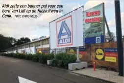 ?? FOTO CHRIS NELIS ?? Aldi zette een banner pal voor een bord van Lidl op de Hasseltweg in Genk.