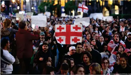  ?? Image : Giorgi Arjevanidz­e/AFP/Getty Images ?? En 2023, les manifestat­ions massives avaient forcé le parti du "Rêve géorgien" au pouvoir à abandonner une première mouture de ce texte