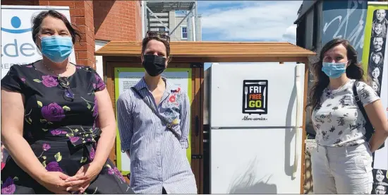  ?? MICHAEL BORIERO ?? Mon Shack Founder and General Director Josée Parent (left), CDEC Project Coordinato­r Anne-catherine Pilon (middle), and CDEC Coordinato­r Evelyne Verrette (right) standing by the new Frigo Free Go installed Thursday morning at Square Queen.