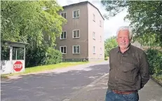  ?? FOTO: DPA ?? Kunstsamml­er Axel Haubrok an der Einfahrt zur „Fahrbereit­schaft“im Berliner Bezirk Lichtenber­g.