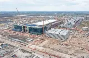  ?? AARON E. MARTINEZ/AMERICAN-STATESMAN ?? Constructi­on continues on the 1,200-acre, 6 million-square-foot Samsung Austin Semiconduc­tor plant in Taylor on Nov. 13.