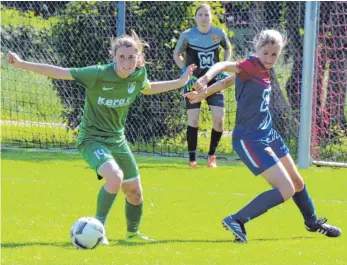  ?? ARCHIVFOTO: PETER HERLE ?? Alberweile­rs neue Trainerin Chantal Bachteler (rechts, hier noch im Trikot des SV Jungingen im WFV-Pokalspiel gegen SVA-Kapitänin Svenja Herle) findet das DFB-Pokallos Sindelfing­en grundsätzl­ich in Ordnung, hätte aber lieber ein Heimspiel gehabt.