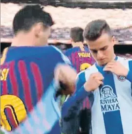  ?? BEIN SPORTS ?? Messi y Pedrosa se intercambi­an la camiseta tras el derbi