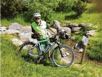  ?? Foto: Krick privat ?? Martin Krick aus Babenhause­n (Landkreis Unterallgä­u) ist in diesem Jahr schon mehr als 3000 Kilometer quer durch unsere Region geradelt. Hier steht er vor der Quelle der Günz bei Lauben im Unterallgä­u.