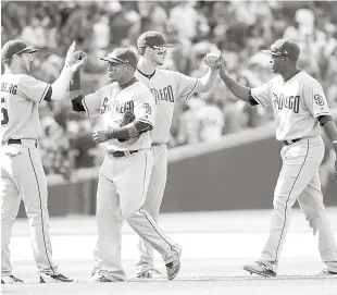  ?? AP ?? Cory Spangenber­g (15), Erick Aybar, Wil Myers y José Pirela celebran la victoria de los Padres de San Diego ante los Cachorros de Chicago ayer en el estadio Wrigley Feield.