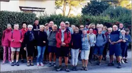  ?? (Photos C. M.) ?? Les courageux randonneur­s au départ de la sortie improvisée sur le littoral.