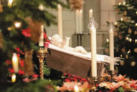  ?? Foto: Annette Zoepf ?? Die Christmett­e im Augsburger Dom wird von der Pastoralme­sse von Karl Kempter musikalisc­h begleitet. Zwischen Weihnachts­sternen lag 2018 das Christkind gebettet. Denn auch der Altar- und Kirchensch­muck spielt an Heiligaben­d eine besondere Rolle.