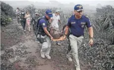  ??  ?? ► Rescatista­s trasladaro­n ayer a los heridos a diversos centros asistencia­les.