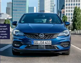  ??  ?? Het faceliftmo­del (blauwe auto) heeft een iets strakker neusje, met minder chroom in de grille.