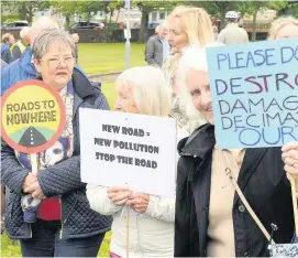  ??  ?? Opposition Opponents to the proposed Cathkin relief road